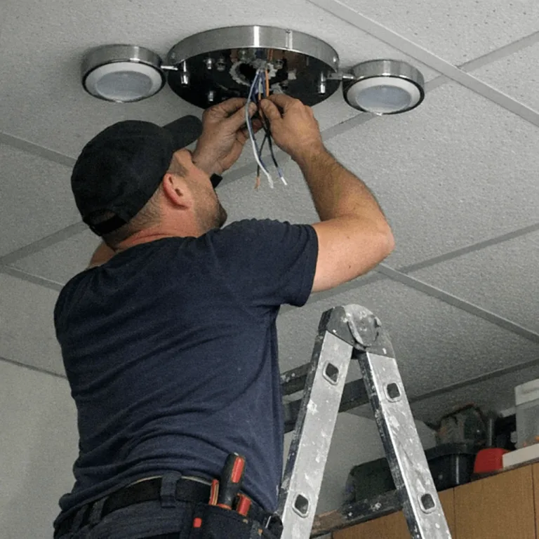 Montage und Anschluss von Beleuchtungselementen an der Decke